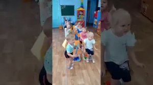 Музыкальная игра в младшей группе "Машина едет далеко"