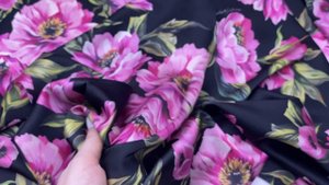 Шёлк   атласный  чёрного  цвета с принтом  розовые цветы  46719