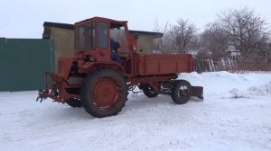 Т-16 чистит снег