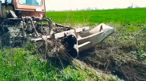 КАК ТРАКТОР  (DT-75) КОПАЕТ КАНАЛ ДЛЯ ПОЛИВАНИЯ ПОЛЕЙ  .Год выпуска  (1956)