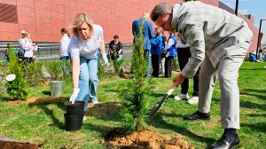 Волонтеры и артисты посадили 80 туй в честь юбилея Победы в Москве