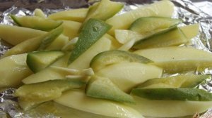Молодая картофель с овощами запеченная под сыром