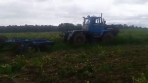 Фрезерование и боронование земли трактором Т-150