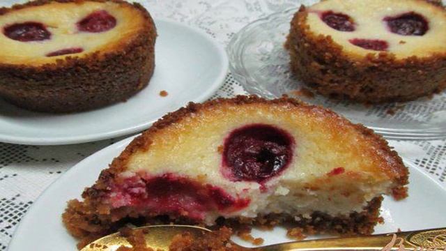 Пирожные из печенья с начинкой из сметаны и вишней