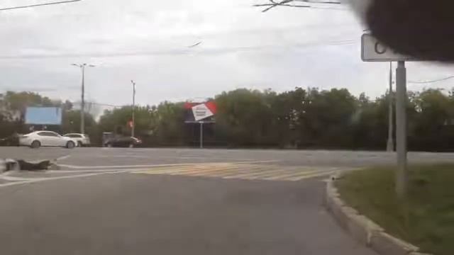 Мотоциклист упал с байка смотреть онлайн