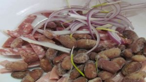 Простой салат из фасоли с колбасой