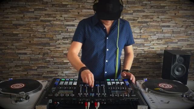 Traktor Kontrol S8 STEMS Mixing