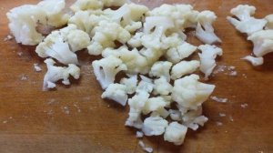 Тепый салат с отварной цветной капустой и яйцом