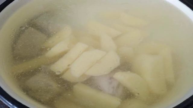 Зелёный борщ со свининой и перепелиными яйцами