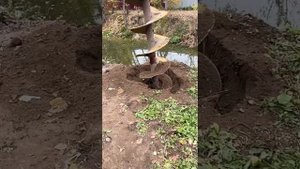 Рытье отверстия с помощью ямобура на базе гусеничного экскаватора