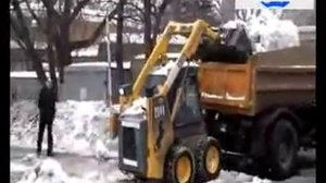 Минипогрузчик Mustang с ковшом убирает снег