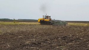 Гусеничный трактор Т-404 на обработке паров