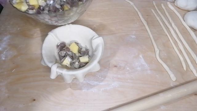 Кесе ішінде картоп пен ет. 
Жаркое в Съедобном горошек.