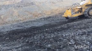 Бульдозер Komatsu D155 в работе.