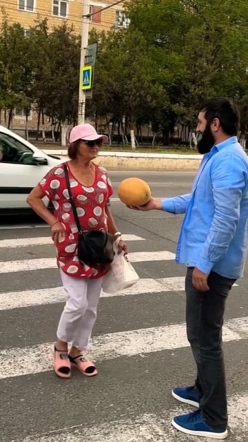 ТВОРИМ ДОБРО 😍❤️ ОБРАДОВАЛ ТУРИСТКУ 😊 #dobro #туристы #подарок #дыня смотреть онлайн