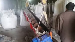 Шнековый транспортер в желобе