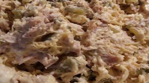 Горячие бутерброды с отварной курицей и маринованными огурцами