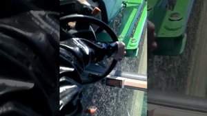 Обучение новичка культивировать поля на тракторе Джон дир