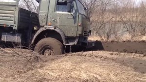 Камаз застрял в грязи