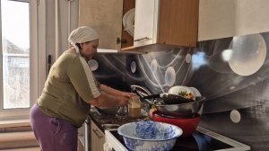 Олег начал  делать  цыплятник/ повесили шкафы