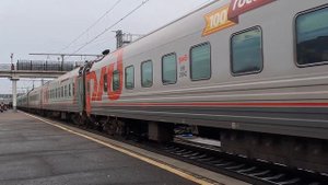 Отправление электровоза ЭП2К с поездом "Россия" со станции Омск-Пассажирский