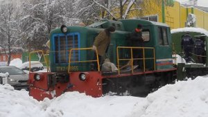 Нас обманули))) ТГК2-1-8955 поехал чистить уже пройденный путь, а не пробиваться к станции)