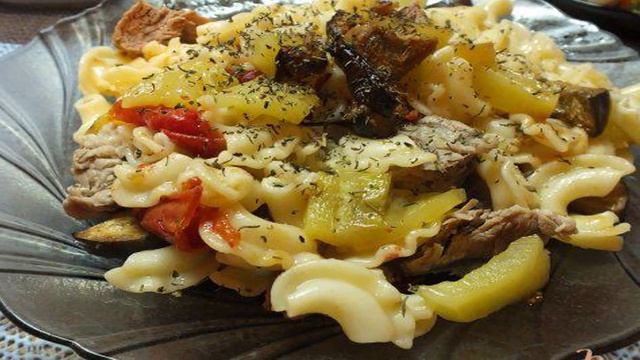 Салат мясной с макаронами