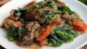 Говяжья печень с овощами и шпинатом