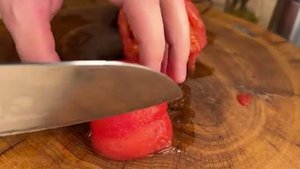 Моя деревенская бабушка научила меня гениальному рецепту! Просто вылейте яйца на лук!