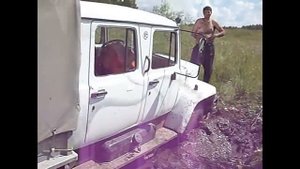 Чем круче внедорожник - тем дальше идти за трактором...