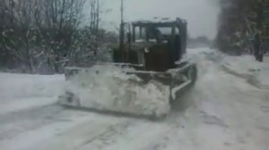 ДТ 74 чистит снег