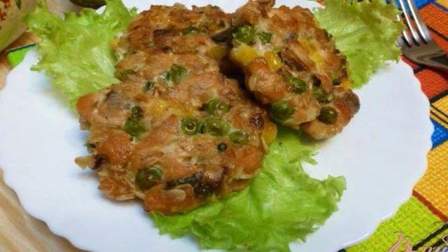Котлеты из кеты с горошком и кукурузой