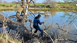 ЗАЛЕЗ В НЕПРОХОДИМЫЙ КОРЯЖНИК! РЫБАЛКА НА НЕБОЛЬШОЙ РЕЧКЕ СО СПИННИНГОМ