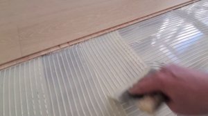 Укладка инженерной доски на клей