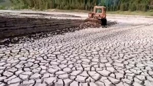 Дт 175с с отвалом. Копаю пруд. Расширяю дамбу. Часть 3