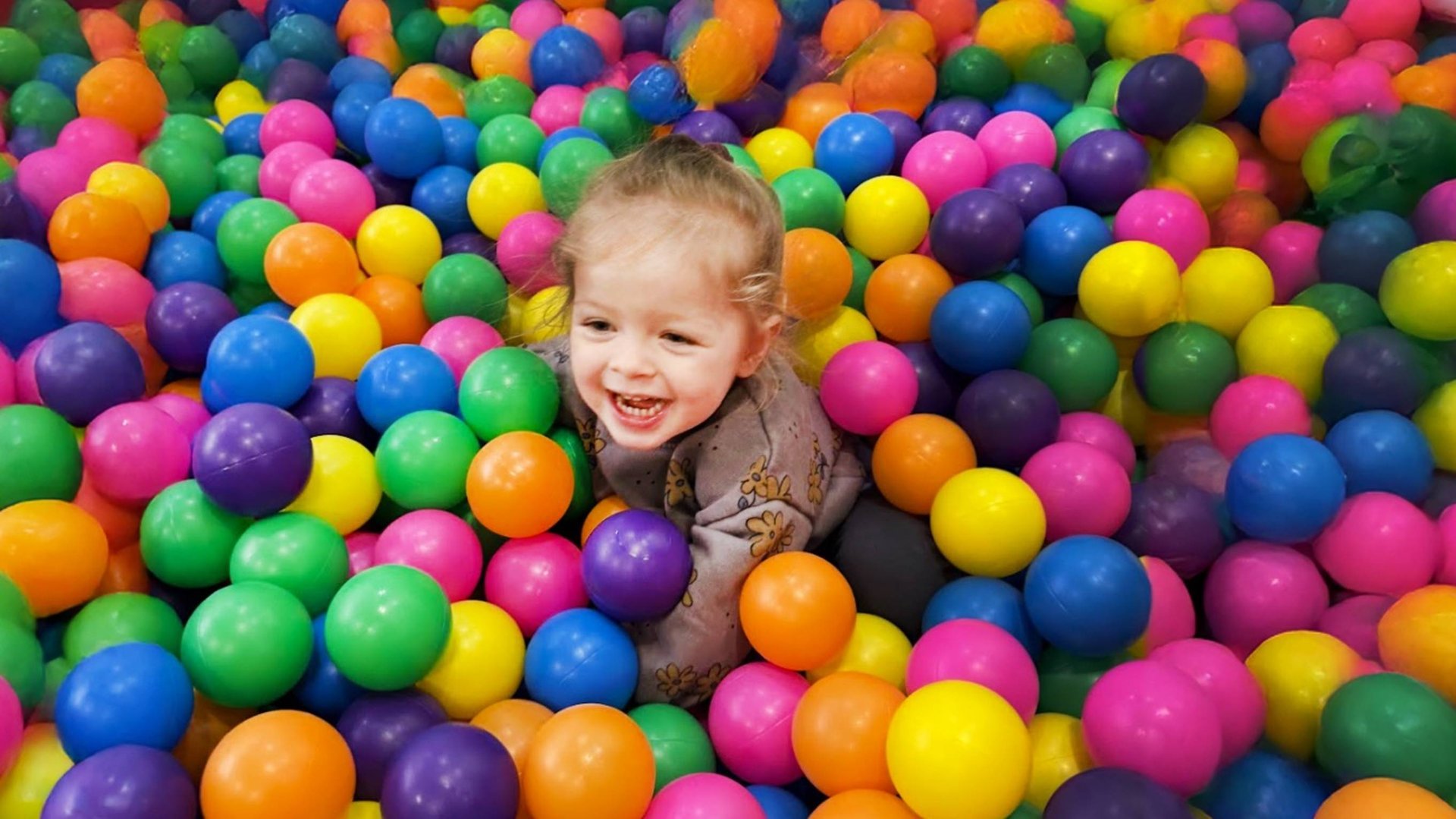 Анна Мария снова в ярком и весёлом детском центре Funzilla! Гонки на машинках, батуты, и сладости! смотреть онлайн