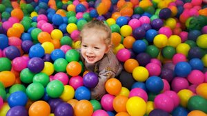 Анна Мария снова в ярком и весёлом детском центре Funzilla! Гонки на машинках, батуты, и сладости!