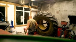 Шиномонтаж заднего колеса от Трактора Джон Дир (John Deere)