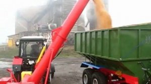 НРУ-180 грузит зерно в прицеп