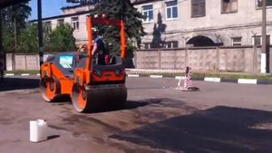 Асфальтовый каток катает асфальт)