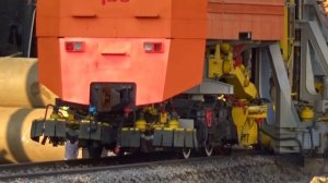 Путевая машина "ЭЛБ" (электробаластер) выравнивает жд полотно