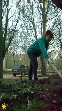 Трудолюбие уборка листьев во дворе.