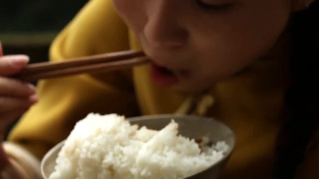 小雨做了酸辣豬肝，酸爽可口，一口氣吃了3碗米飯，看餓了【市民朱小雨】