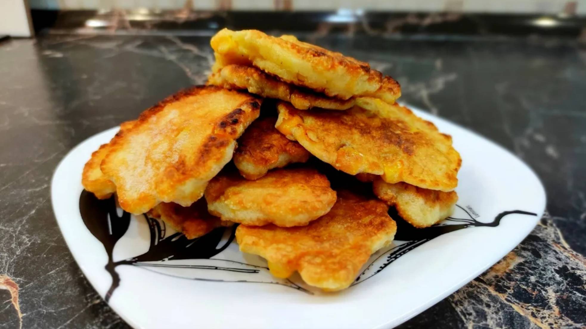 Оладьи с кукурузой. Кукурузные оладьи на завтрак. Рецепт оладушек.
