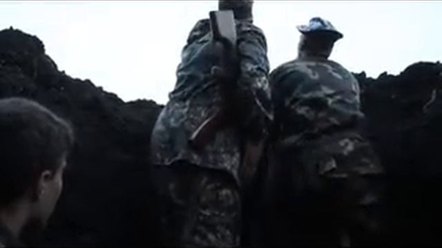 Траншея возле Славянска. Ополченцы дают интервью. 17.05.14 смотреть онлайн