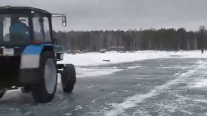 Трактор на льду. Traktor auf Eis. Tractor on ice