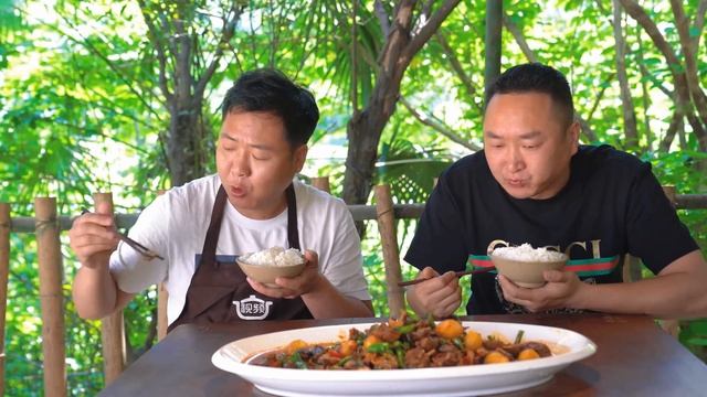 抓隻鴨子二弟做土豆燒鴨子出鍋鮮香入味下飯真香Mukbang鐵鍋視頻