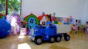 24 часа в домике из Лего - Настя Мия и Артем строят Легодом