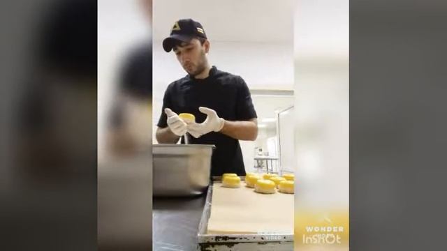 Мусовое пирожное. Йогуртовый мусс с ягодной начинкой.
