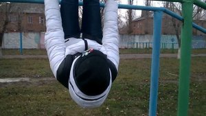 Как сделать гробик или топорик на турнике